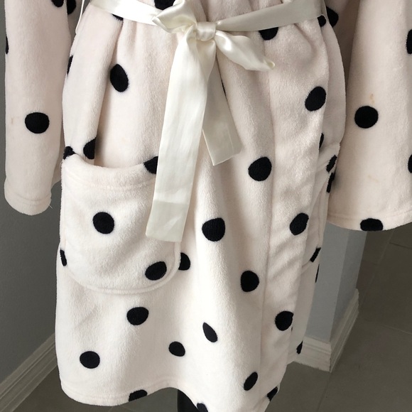 VICTORIAS SECRET Cozy Short Plush Robe in a white and black polka dots | M/L - Picture 6 of 12